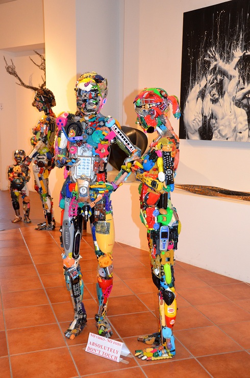 Sculptures by Dario Tironi and Koji Yoshida at Galleria Gagliardi in San Gimignano